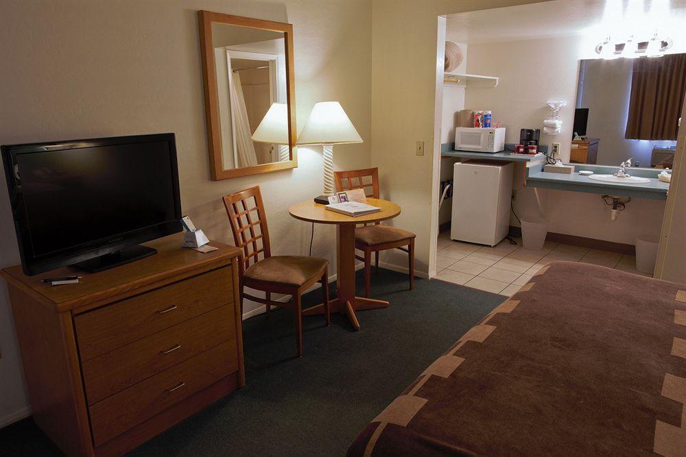 Pines Inn & Suites Cottonwood Exterior photo