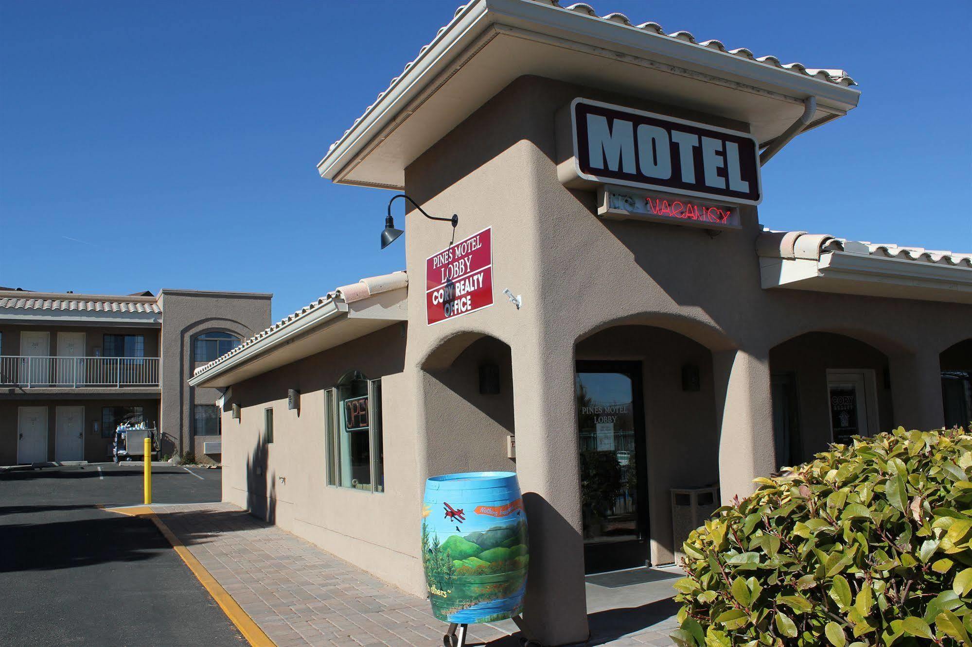 Pines Inn & Suites Cottonwood Exterior photo